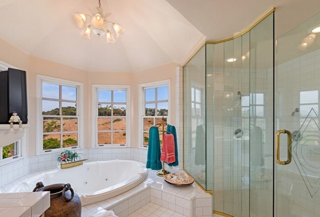 Building Photo - 6 South Peak