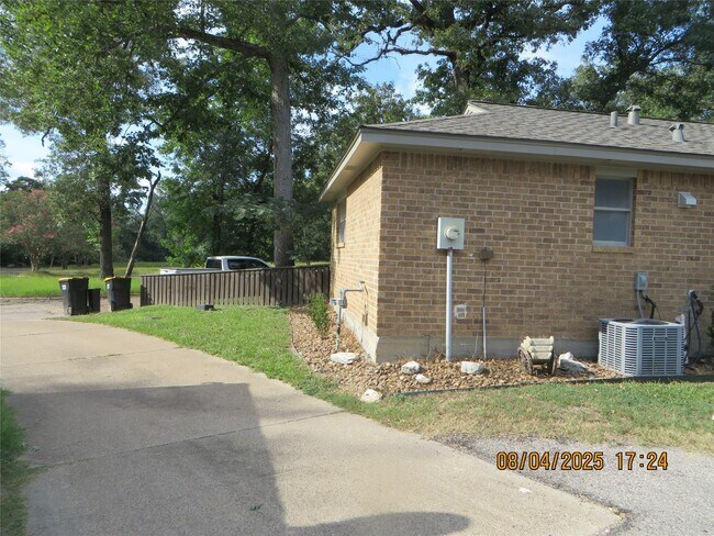 Building Photo - 8716 Club House Dr