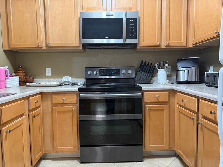 Building Photo - 211 Central St