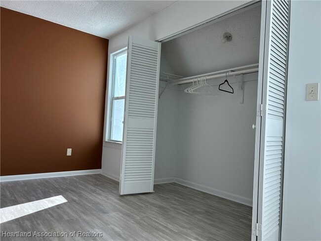 Building Photo - 2016 Lakeview Dr