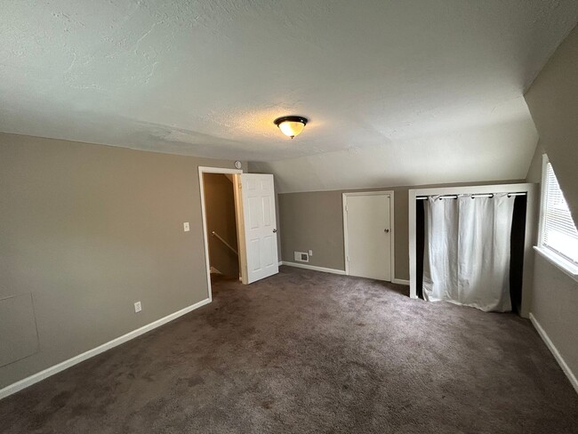 Building Photo - 4 Bedroom House