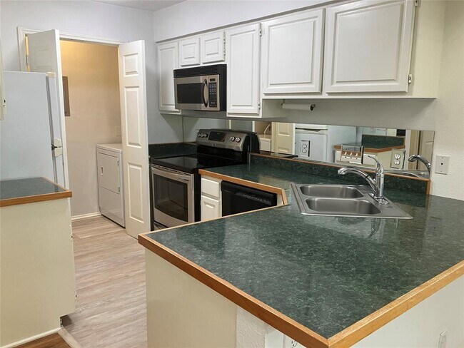 Building Photo - 3809 Spicewood Springs Rd