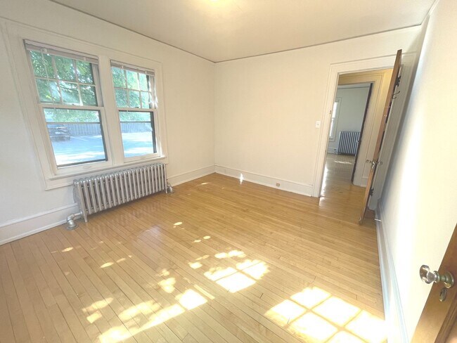 Building Photo - 2541 N Lake Dr