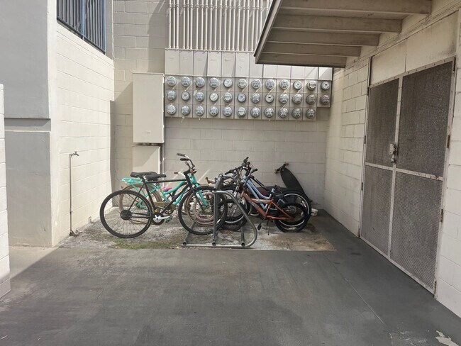 Building Photo - Salt Lake (Honolulu) Ilima West - 2 bedrooms, 1 bathroom with AC, 1 assigned parking