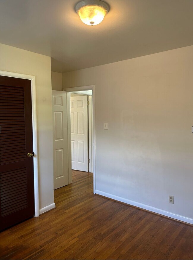 Building Photo - AVAILABLE MID-JUNE!