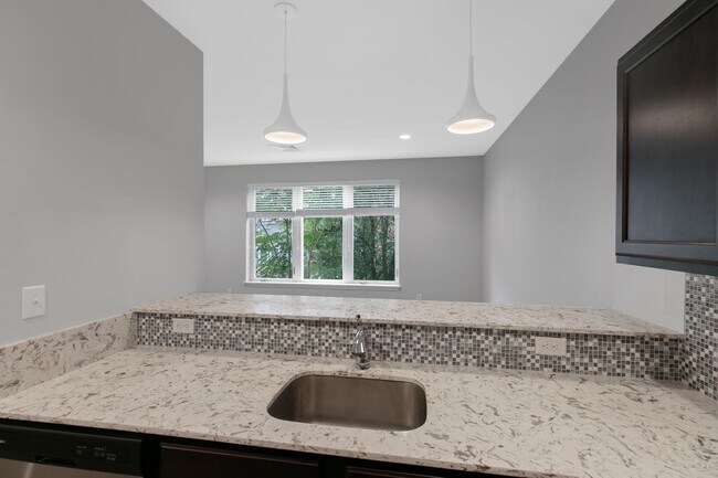 Building Photo - Stunning 1 Bedroom Luxury Apartment with T...