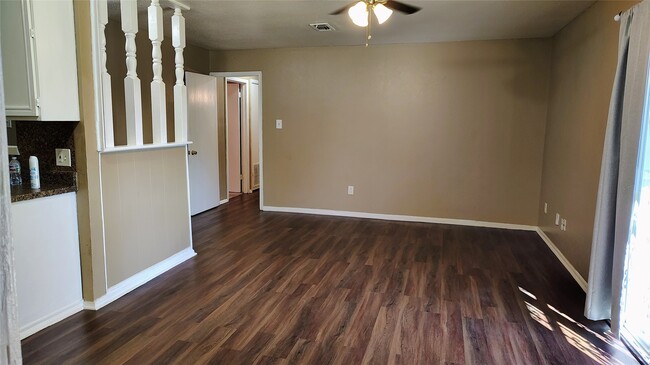 Building Photo - 8610 Valley S Dr