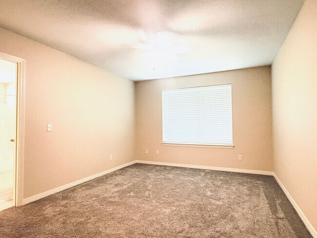 Building Photo - 10621 Creek Ridge Dr