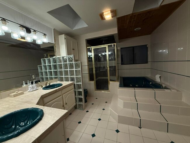 Building Photo - 3110 Jacaranda Dr