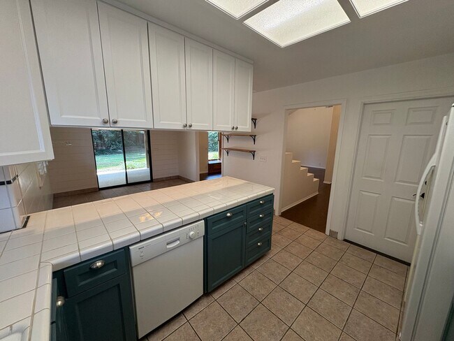 Building Photo - NW Visalia Home coming soon!