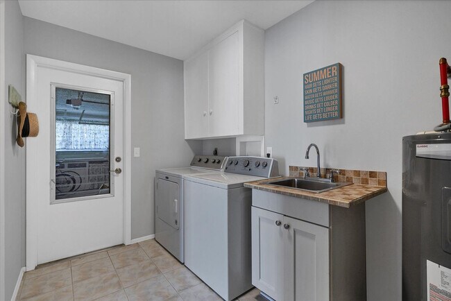 Building Photo - 917 Conecta Dr