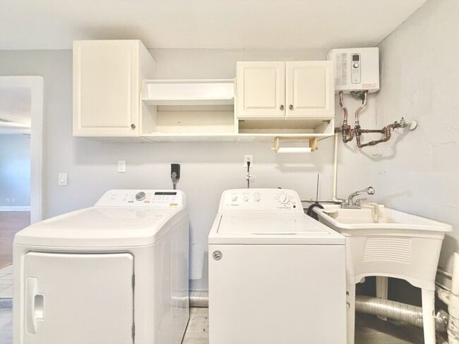 Building Photo - 6475 Cedarbrook Dr