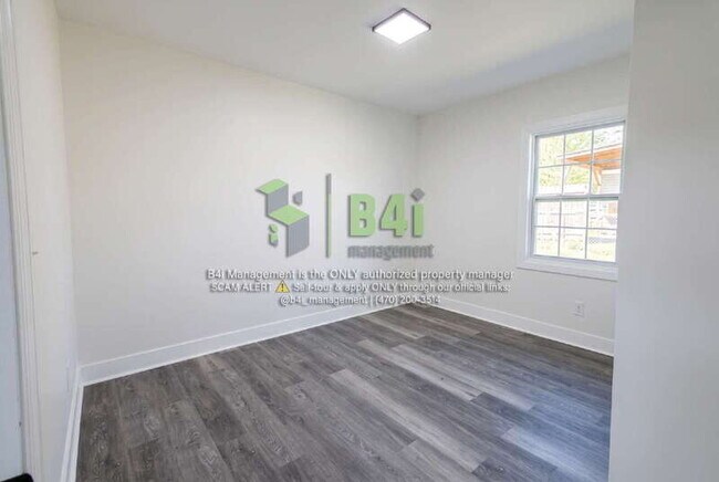 Building Photo - 1418 E 10th St