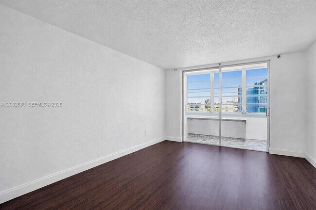 Building Photo - 1501 NE Miami Gardens Dr