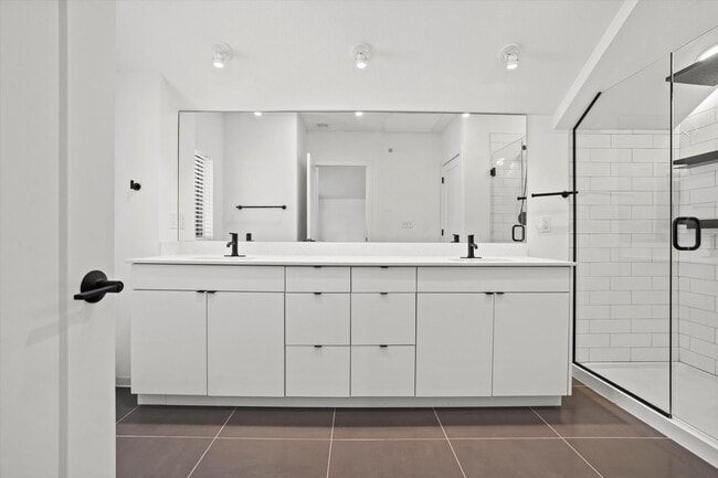 Building Photo - Beautiful 2-Bed/2.5 Bath Townhome in Downt...