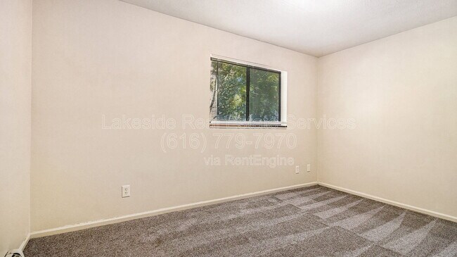 Building Photo - 1009 36th St SW