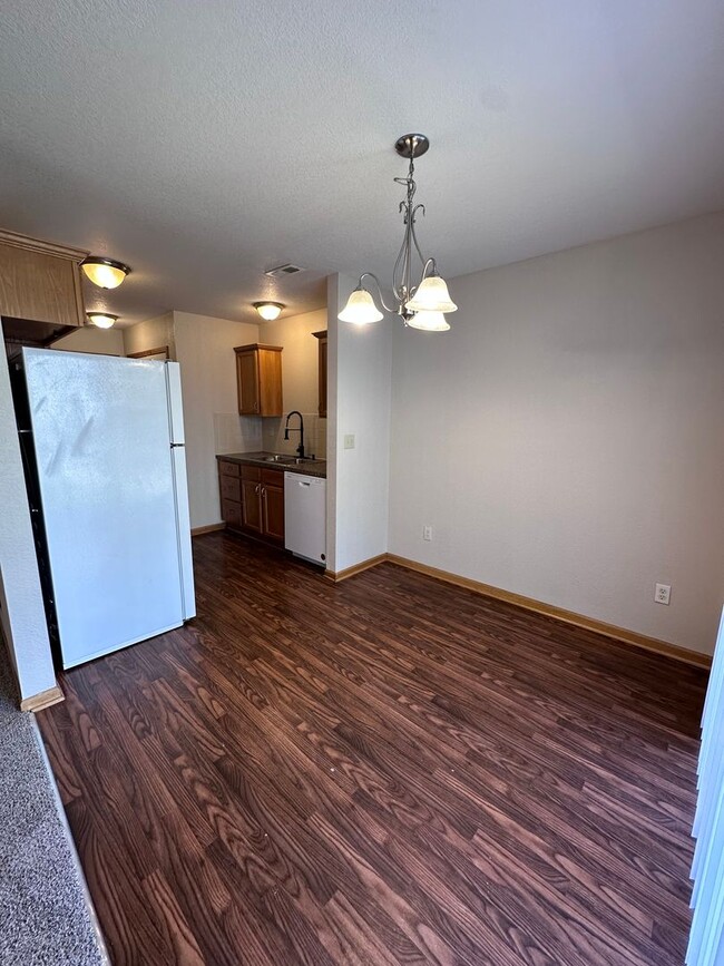 Building Photo - AD-20