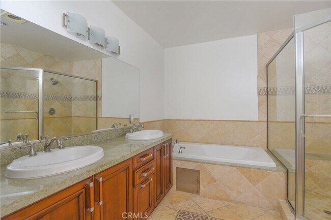 Building Photo - 11911 Mayfield Ave