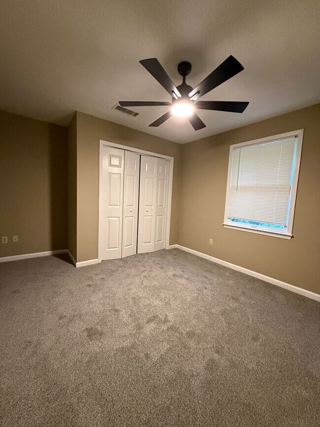 Building Photo - 2 Bedroom 1 Bath Townhome
