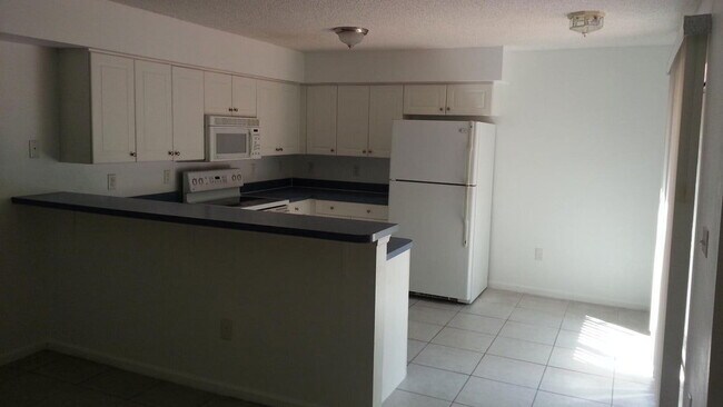 Building Photo - 2221 White Pine Cir