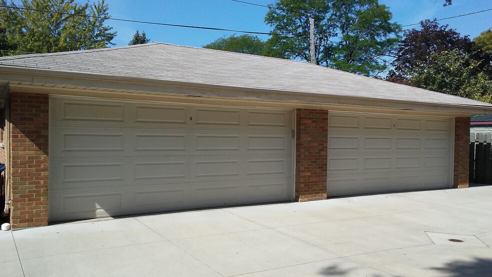 Building Photo - 716 N La Grange Rd