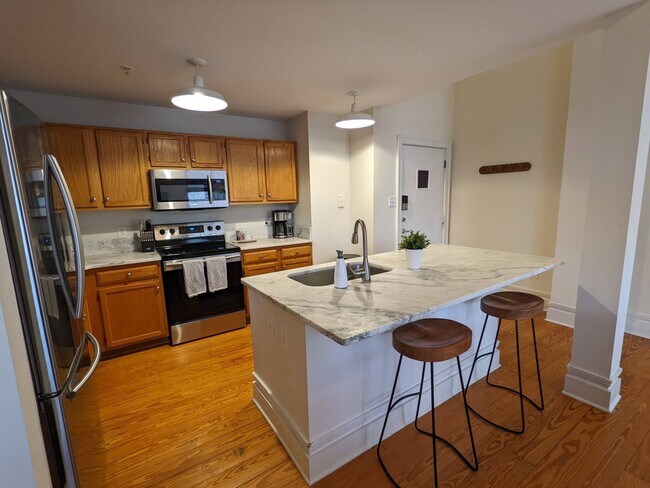 Building Photo - Beautiful furnished Penthouse loft in Elizabeth!