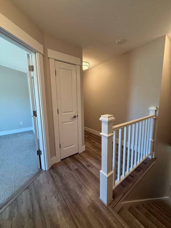 Building Photo - Stunning 3 bedroom townhome.