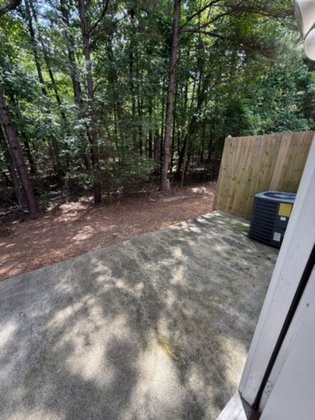 Building Photo - 347 Leafmore Rd SW