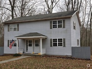 Building Photo - 7 Hemlock