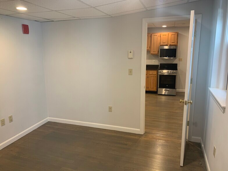 Building Photo - 61 Park Dr