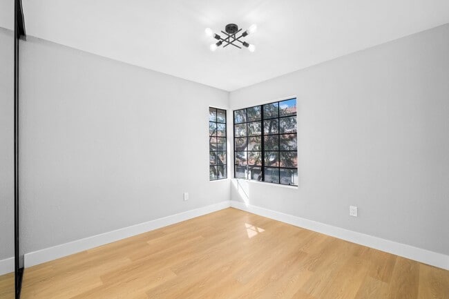 Building Photo - Move-In-Ready Townhome-Style Unit in Chula Vista!