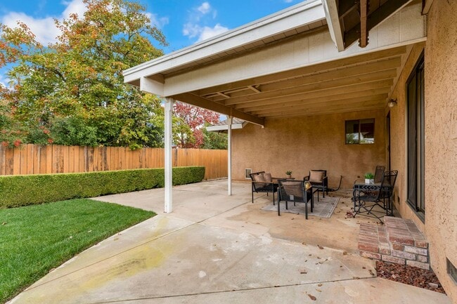 Building Photo - Quiet & Central Neighborhood - 3 Bedroom 2 Bathroom - Large Yard - Lawn Service Provided!