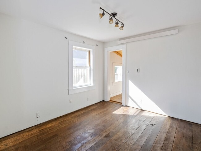 Building Photo - Adorable, fully updated 1-bdr/1-bath Milwa...