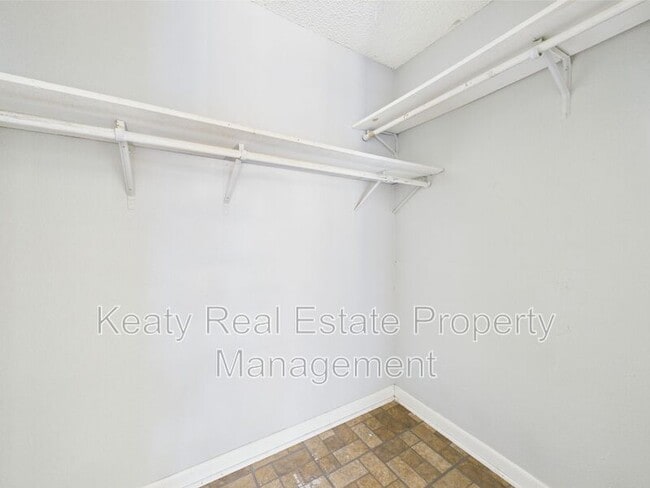 Building Photo - 513 Fox Run Ave