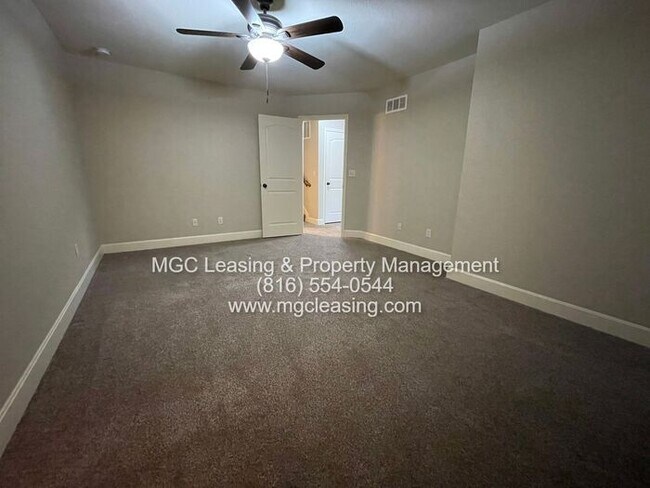 Building Photo - EAGLE CREEK LUXURY TOWNHOME