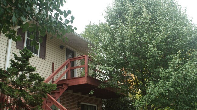 Building Photo - Modern 2 Bedroom 1 Bath Apartment on 2nd Floor!