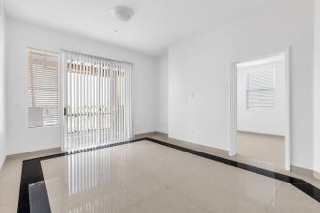 Building Photo - Two bedroom Park Avenue Condo/Freshly pain...