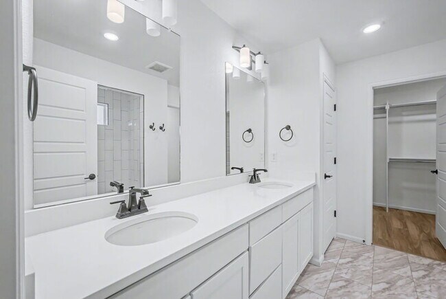 Building Photo - 16417 E 111th Pl