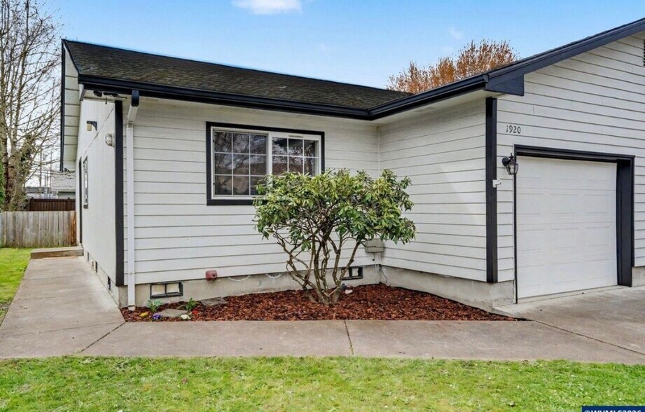 Building Photo - 1920 16th Ave SE