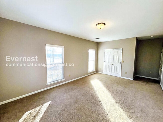 Building Photo - 4 Bed/2.5 Bath Home with Fenced Yard & Garage / Pet-Friendly / Available Now!