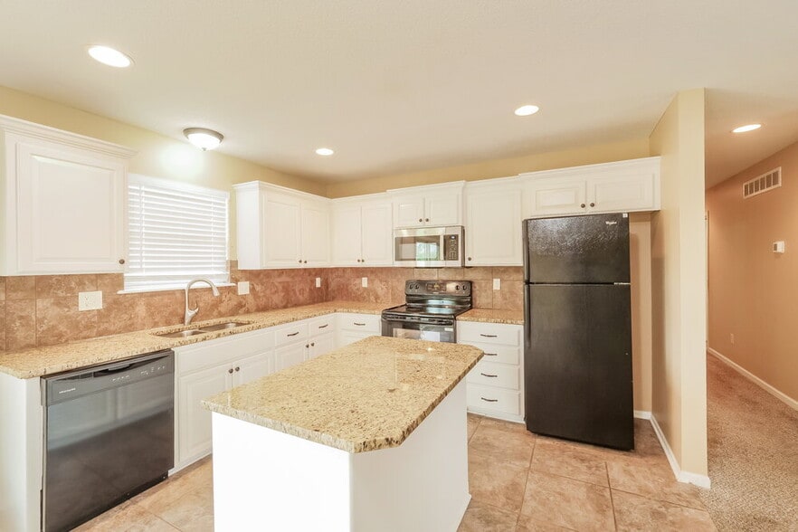 Building Photo - 705 Hibiscus Cir