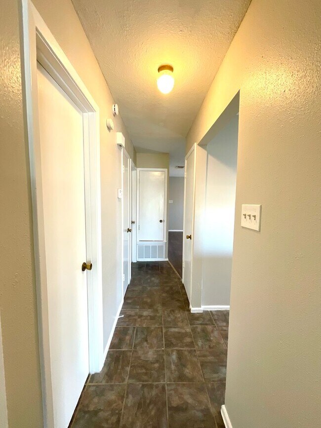 Building Photo - MUST SEE! 2 Bedroom / 1.5 Bath Duplex w/ Garage!