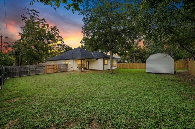Building Photo - 5010 N Fresco Dr