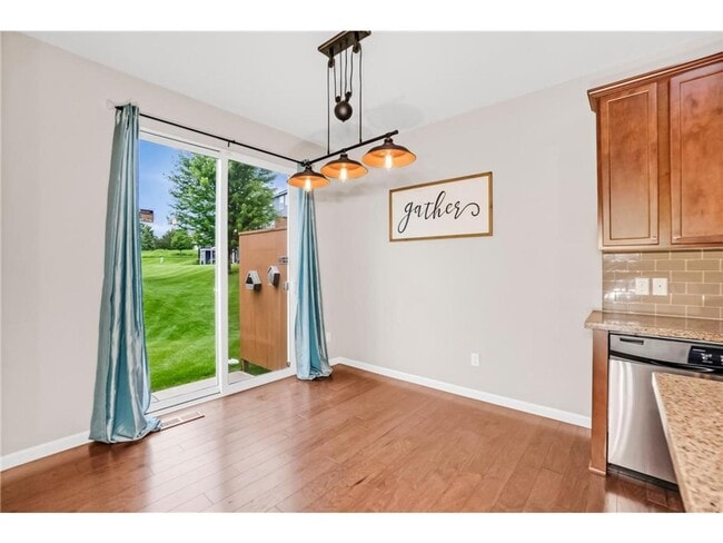 Building Photo - Rare 3 bed 4 bath updated almost 2300 sf townhouse in Woodbury!