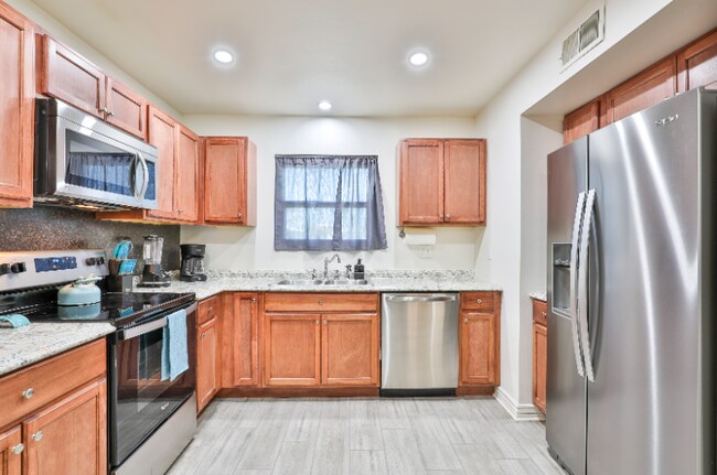 Building Photo - 531 W Del Campo Ave