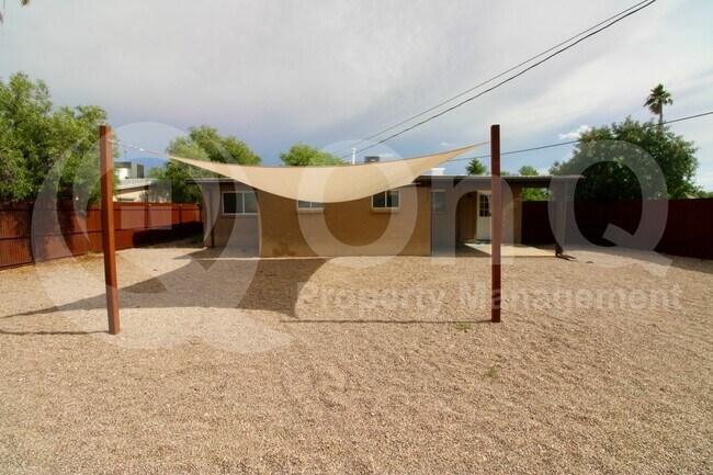 Building Photo - 4043 E Deseret Dr