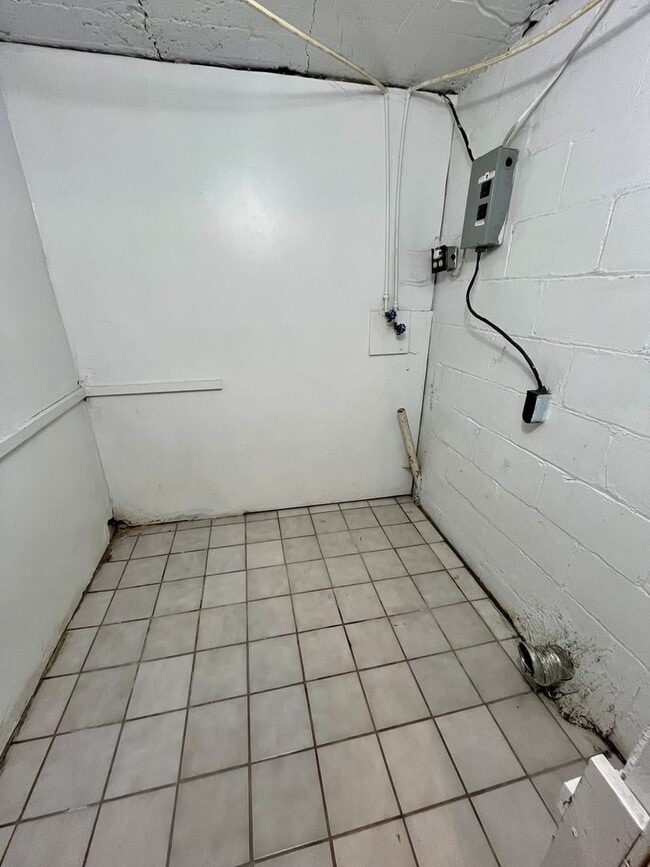 Building Photo - Three Bedroom Single Family House