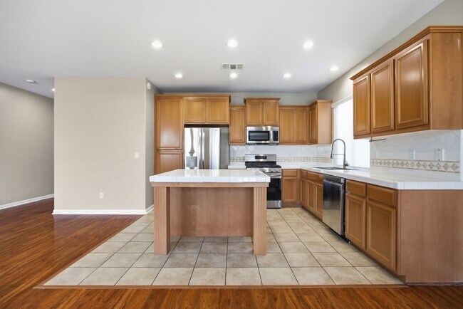 Building Photo - Beautiful home!