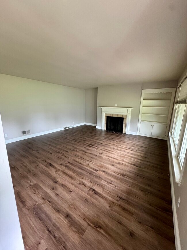 Building Photo - 923 Dickson Pky