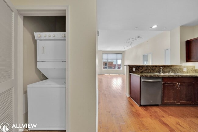 Building Photo - Location, Luxury, and Lifestyle – Top Floo...